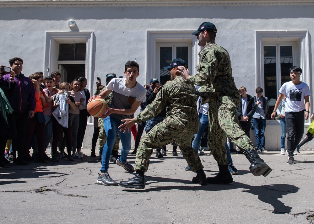 U.S. Sailors assigned to the John C. Stennis Carrier Strike Group (JCSCSG) volunteer at the Ensfignement Catholique Diocese De Marseille