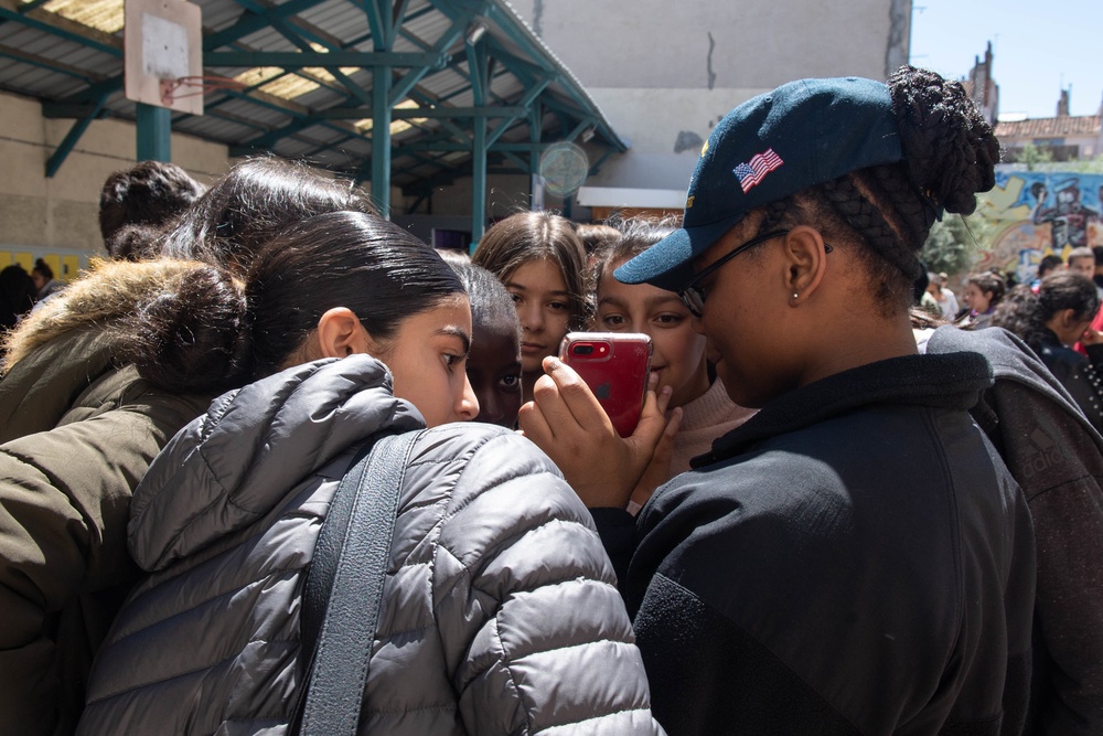 U.S. Sailors assigned to the John C. Stennis Carrier Strike Group (JCSCSG) volunteer at the Ensfignement Catholique Diocese De Marseille