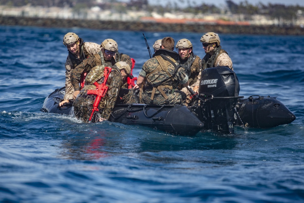 DVIDS - Images - 4th Reconnaissance Marines conduct amphibious landings ...