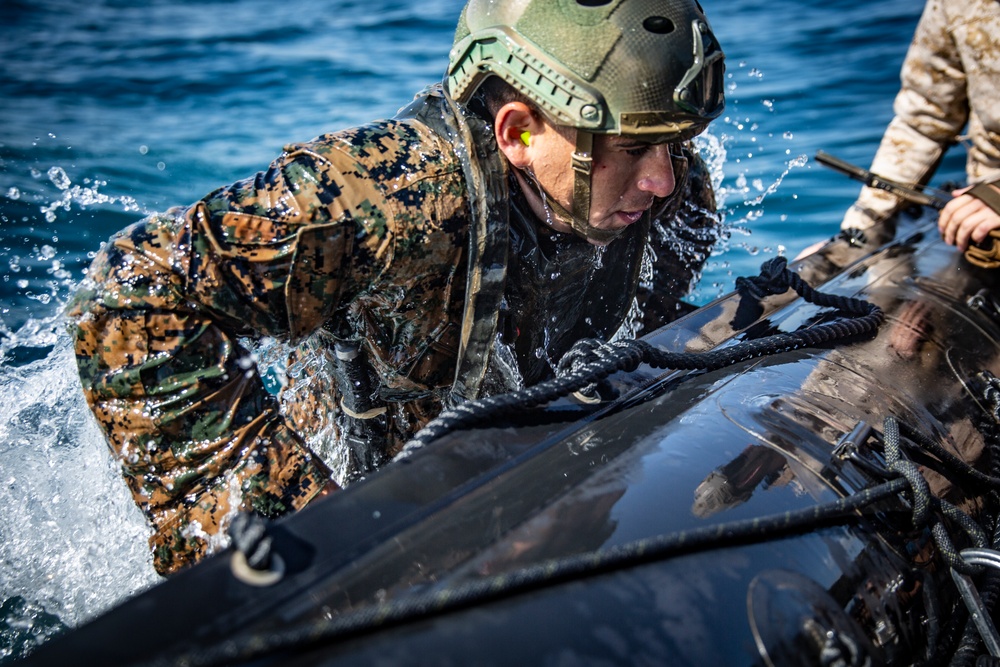 4th Reconnaissance Marines conduct amphibious landings