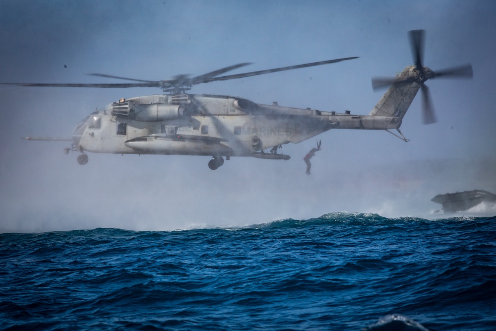 4th Reconnaissance Marines conduct amphibious landings