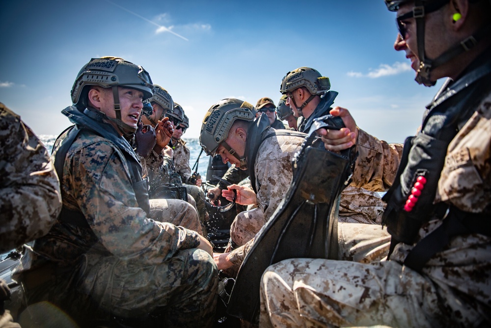 4th Reconnaissance Marines conduct amphibious landings