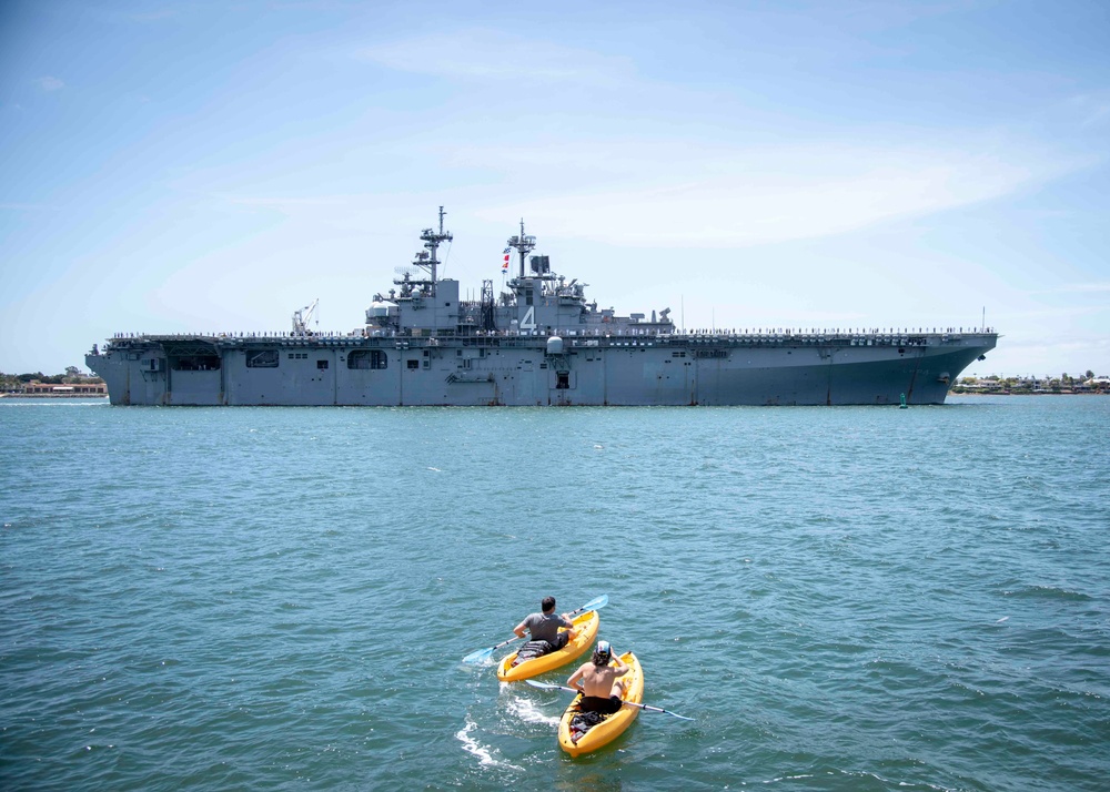 DVIDS - Images - USS Boxer (LHD 4) Departure [Image 5 of 6]