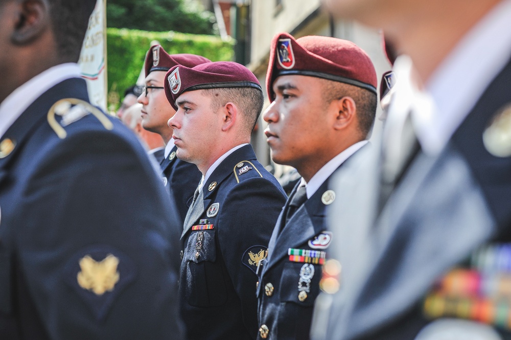 Paratroopers attend ceremony