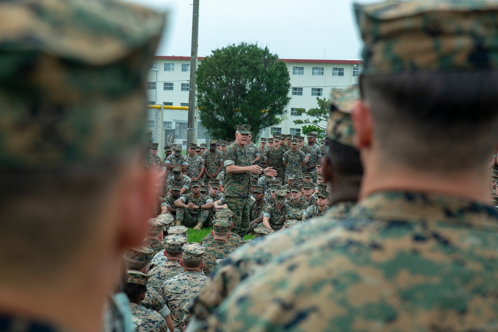 Lt. Gen. Osterman, I MEF CG, visits BLT in Okinawa