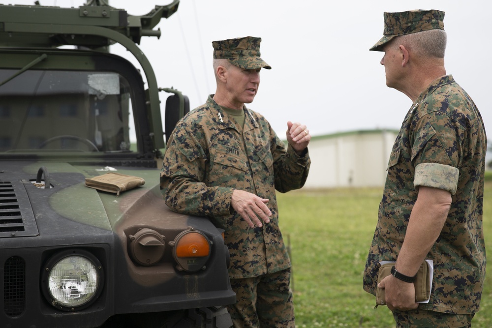 Commanding Generals of I MEF and III MEF meet at MEFEX 19