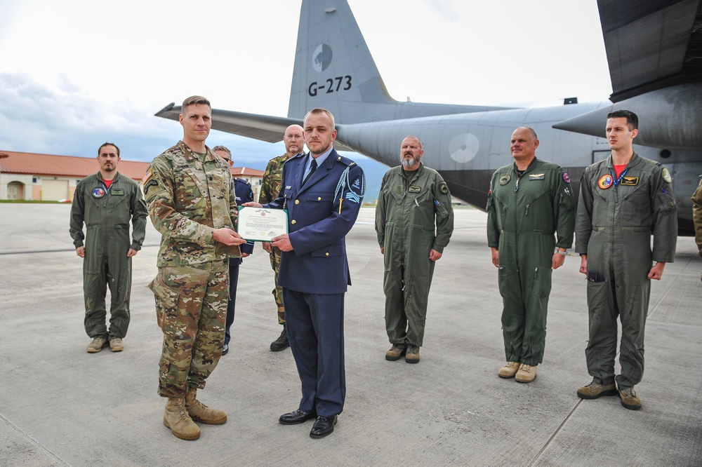 Dutch Soldier receives award from Sky Soldier