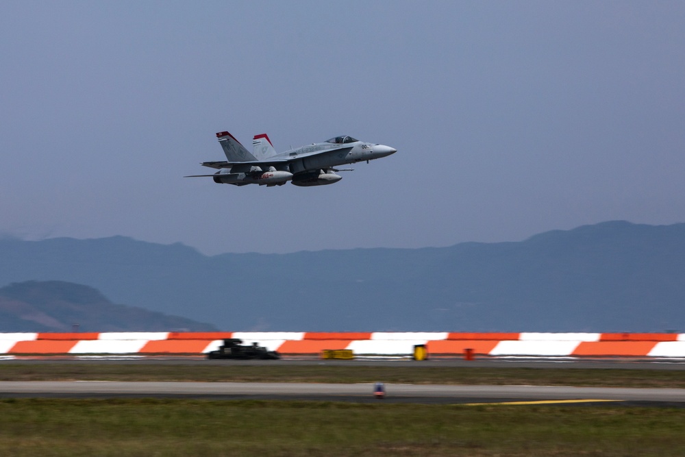 JMSDF, MCAS Iwakuni take Friendship Day 2019 to new altitudes