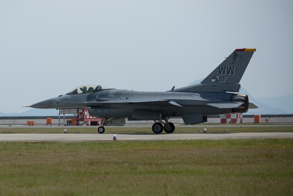 JMSDF, MCAS Iwakuni take Friendship Day 2019 to new altitudes