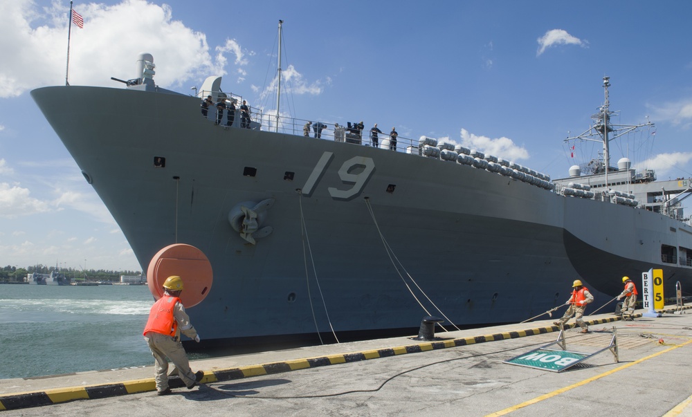 USS Blue Ridge (LCC 19) Arrives in Singapore