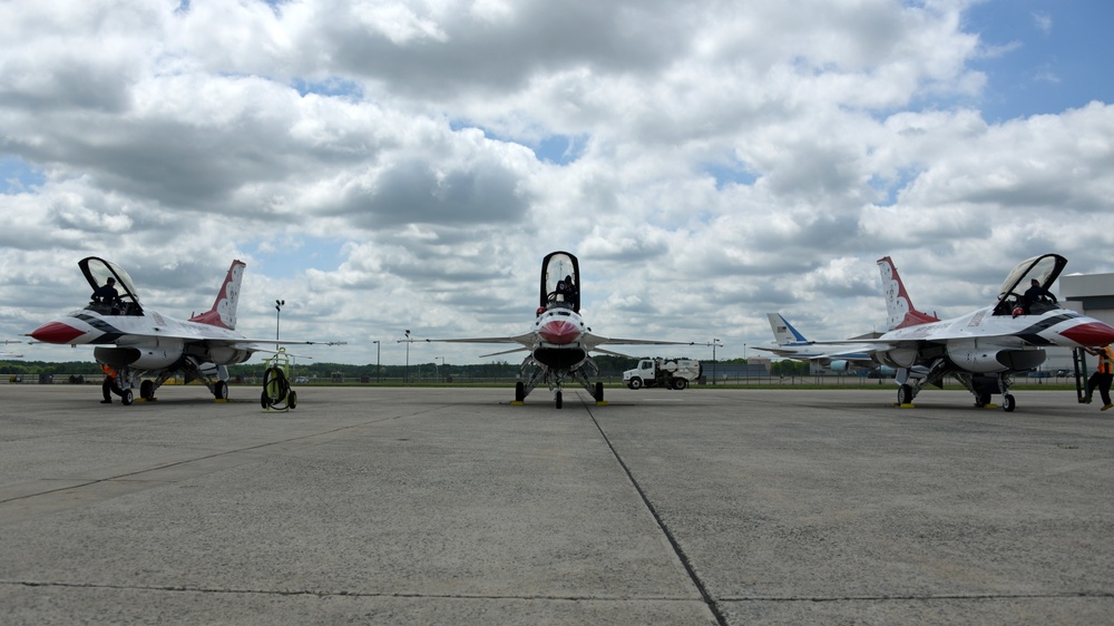 Thunderbirds arrive at JBA