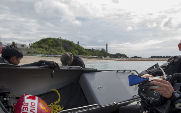 Recon Marines with the 31st MEU dive into DPD training on Okinawa