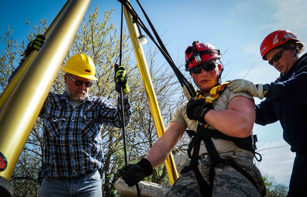 139th Medical Group Trains in Search and Extraction