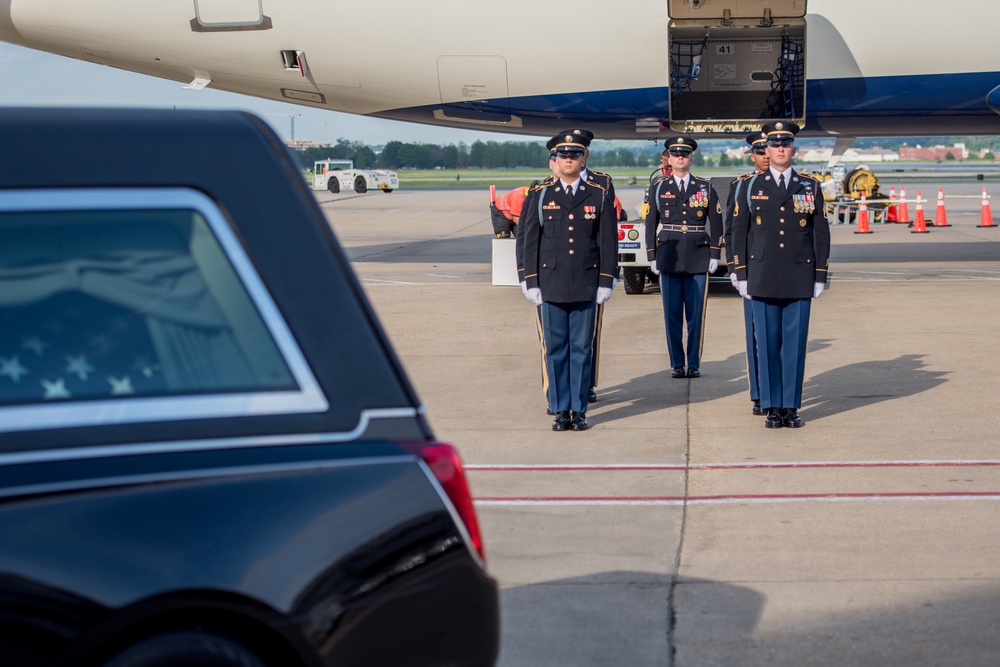 DVIDS - Images - Plane Side Honors, Sgt. 1st Class Thomas R. Robinett ...