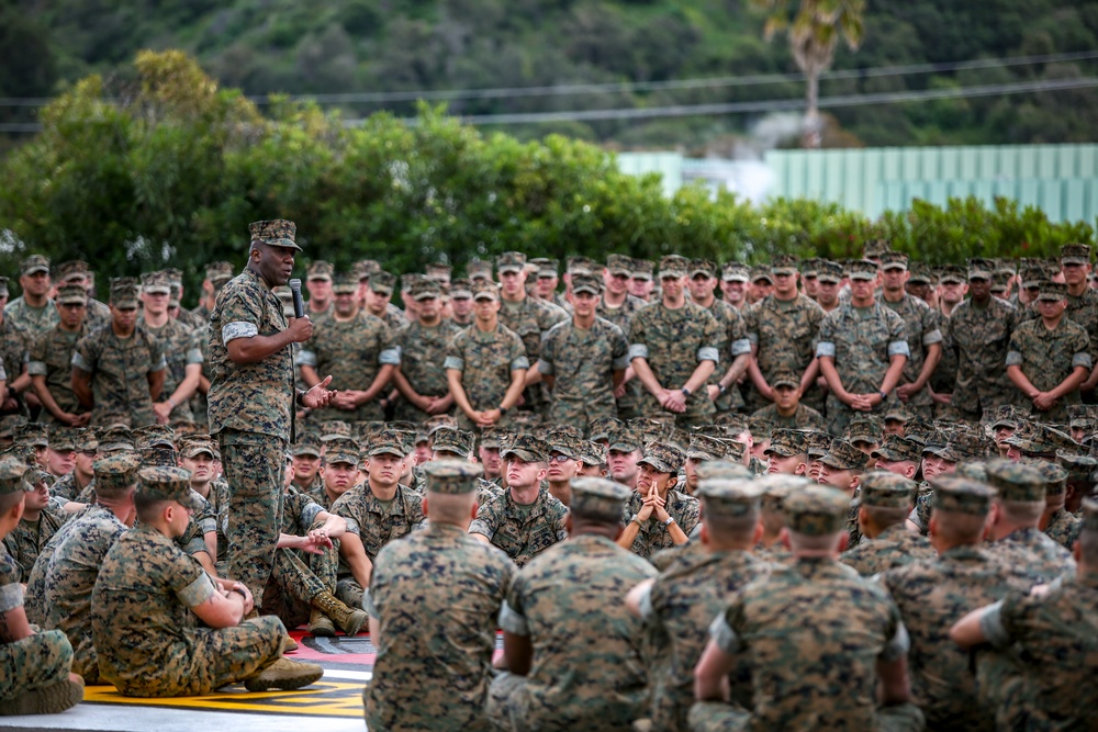 CMC Visits Marines on Camp Pendleton