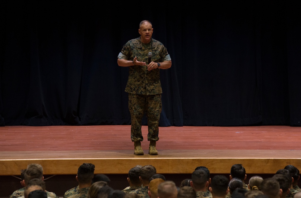 CMC Visits Camp Pendleton
