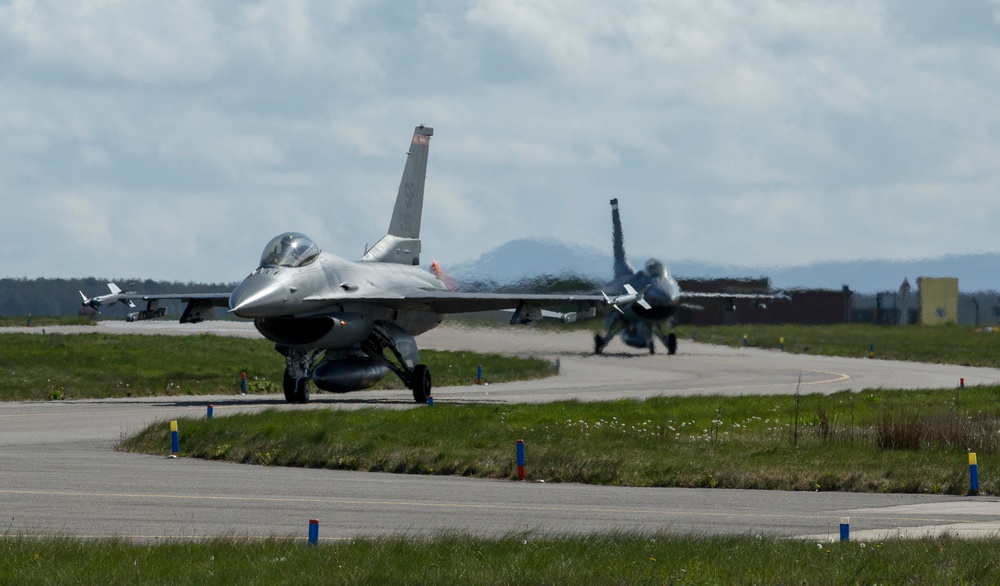 F-16s taxi after low level sortie during Formidable Shield 19