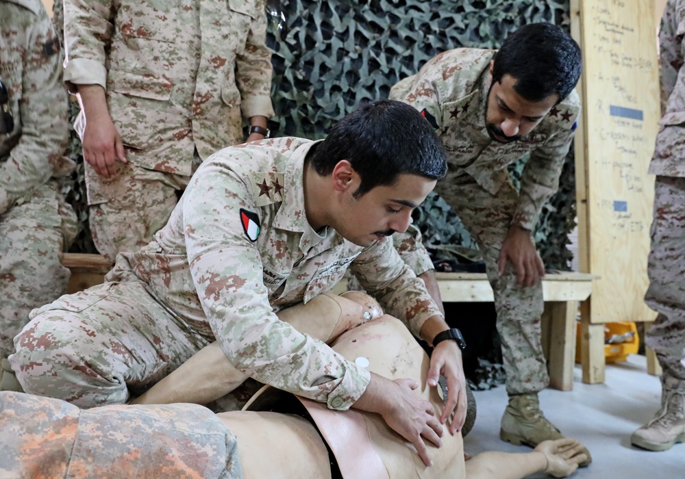 Kuwaiti Land Forces and US Soldiers Conduct Joint Medical Training at Camp Buehring