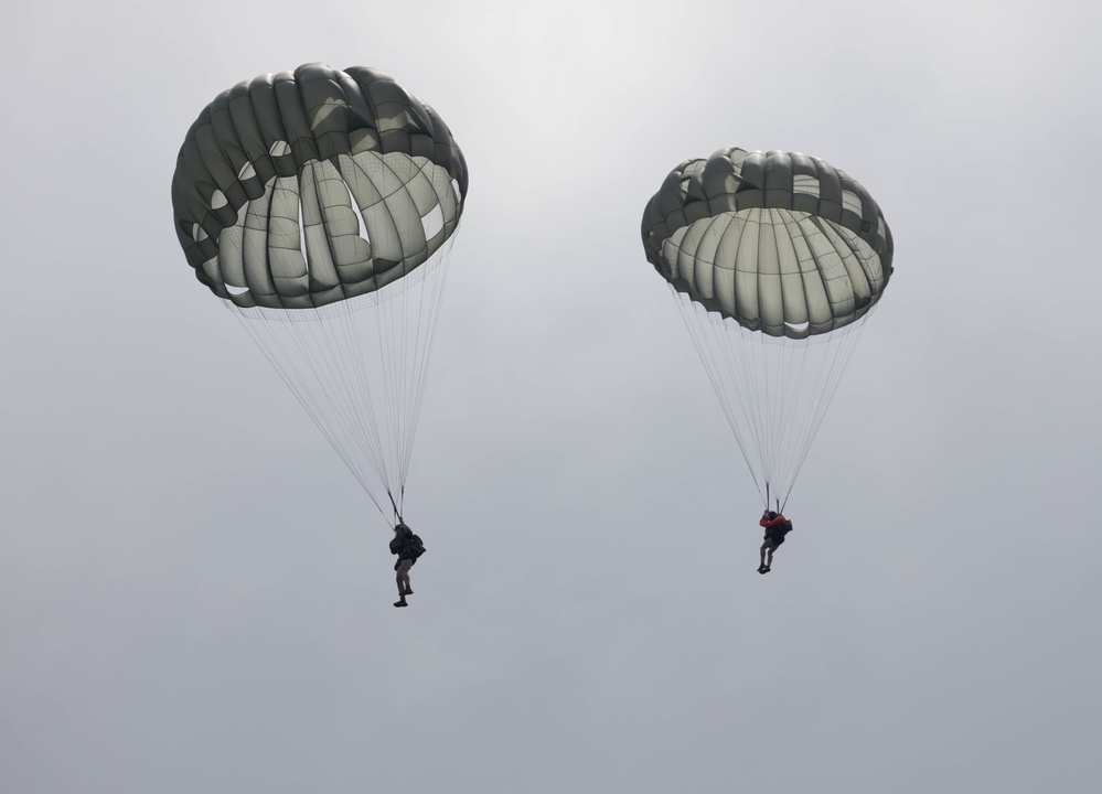 5TH RANGER TRAINING BATTALION WATER JUMP