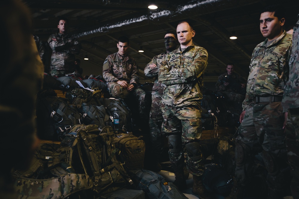 Soldiers prepare for airborne operations