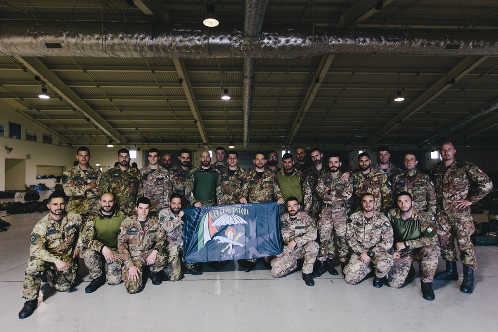 Italian paratroopers await airborne operations