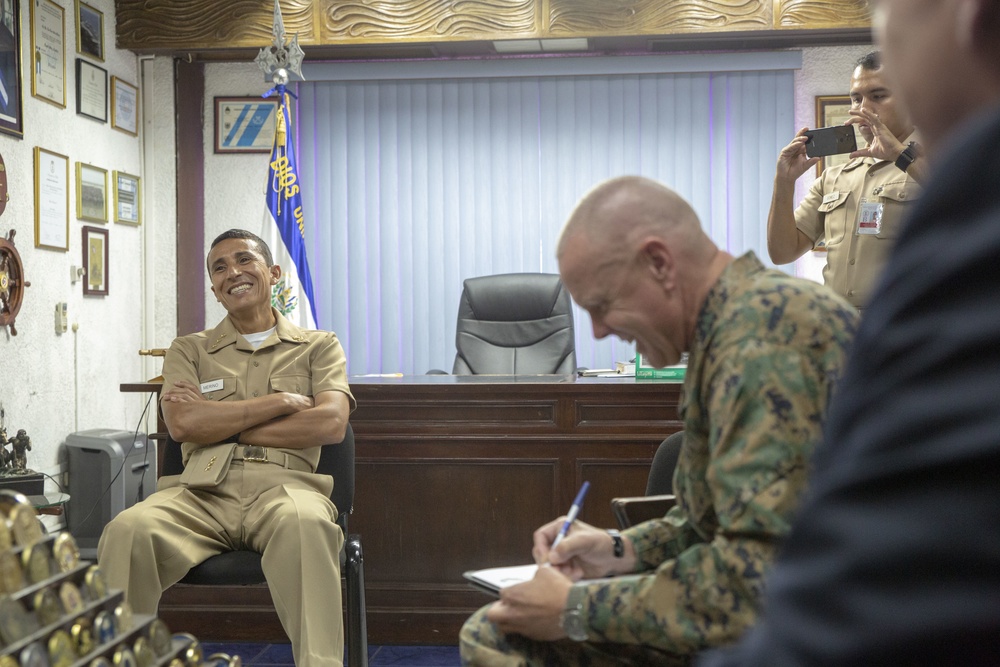 Marine General visits El Salvador Navy leaders