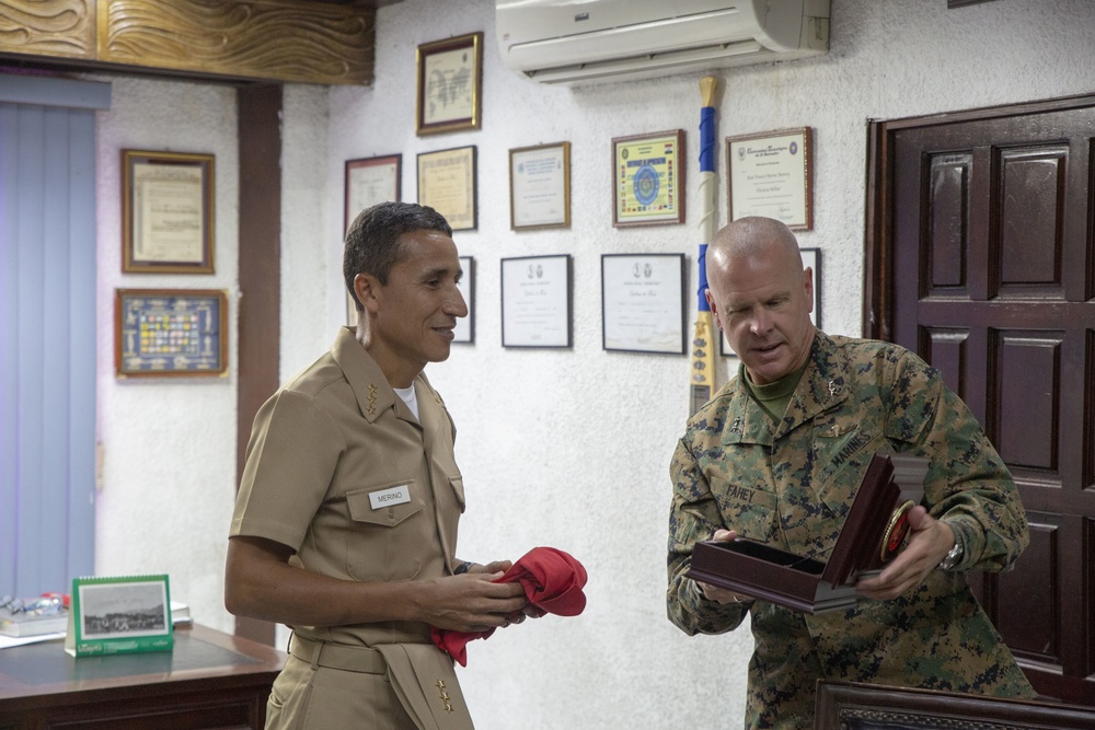 Marine General visits El Salvador Navy leaders