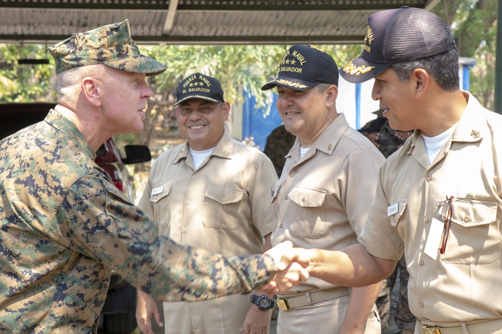 Marine General visits El Salvador Navy leaders