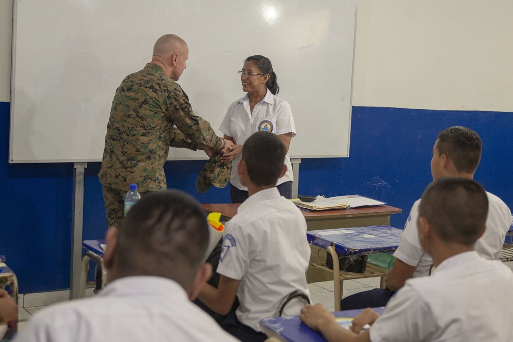 Marine General visits El Salvador Navy leaders