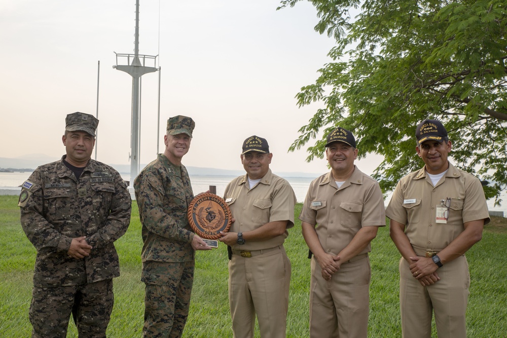 Marine General visits El Salvador Navy leaders