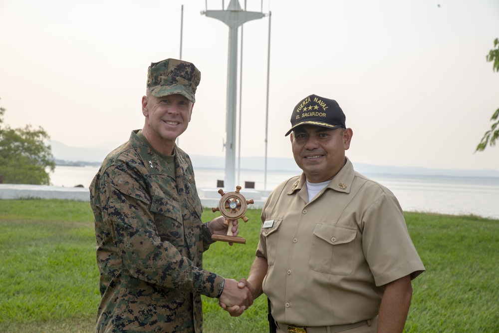 Marine General visits El Salvador Navy leaders