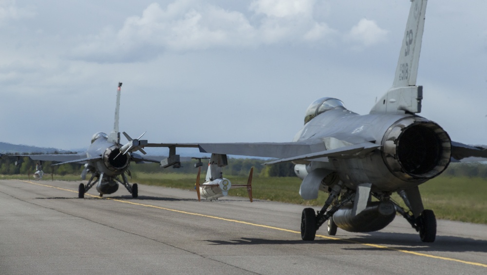F-16C Fighting Falcons taxi with AQM-37D Jawyhawks mounted under wing for exercise Formidable Shield 19