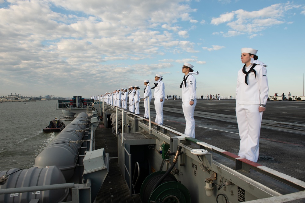 The aircraft carrier USS John C. Stennis (CVN 74) pulls into Norfolk