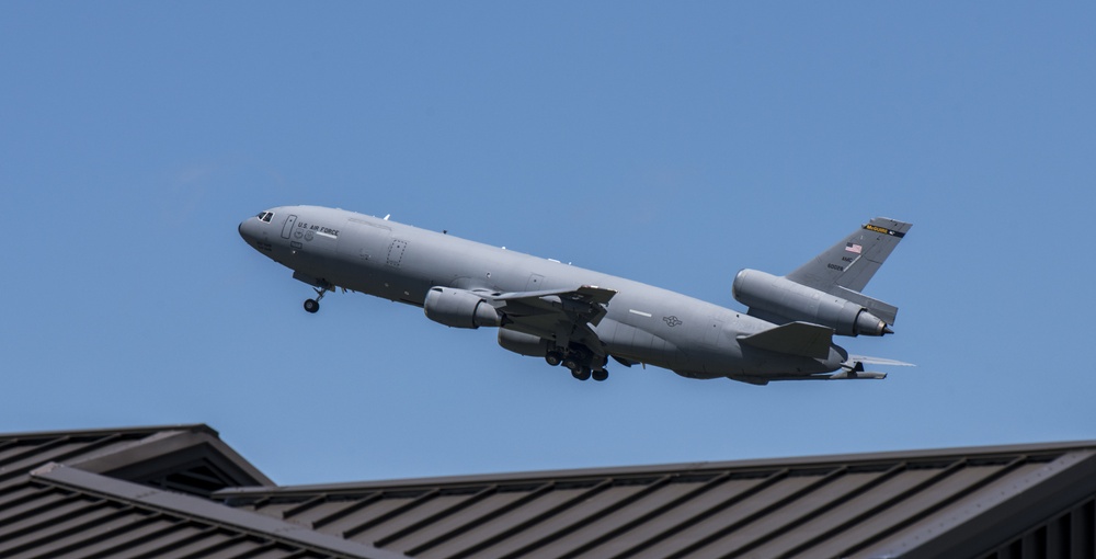 KC-10 Extender and C-5M Super Galaxy takes off at Dover Air Force Base