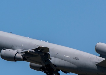 KC-10 Extender and C-5M Super Galaxy takes off at Dover Air Force Base