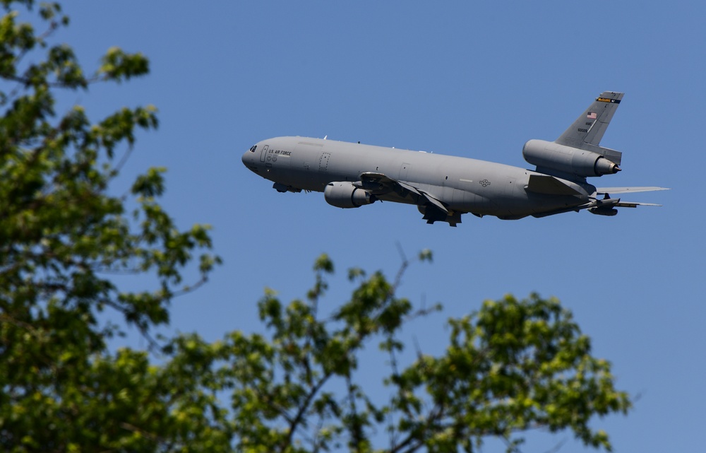 KC-10 Extender and C-5M Super Galaxy takes off at Dover Air Force Base