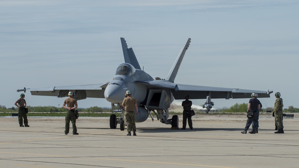 Navy Super Hornets Take Flight with Idaho Air National Guard A-10s