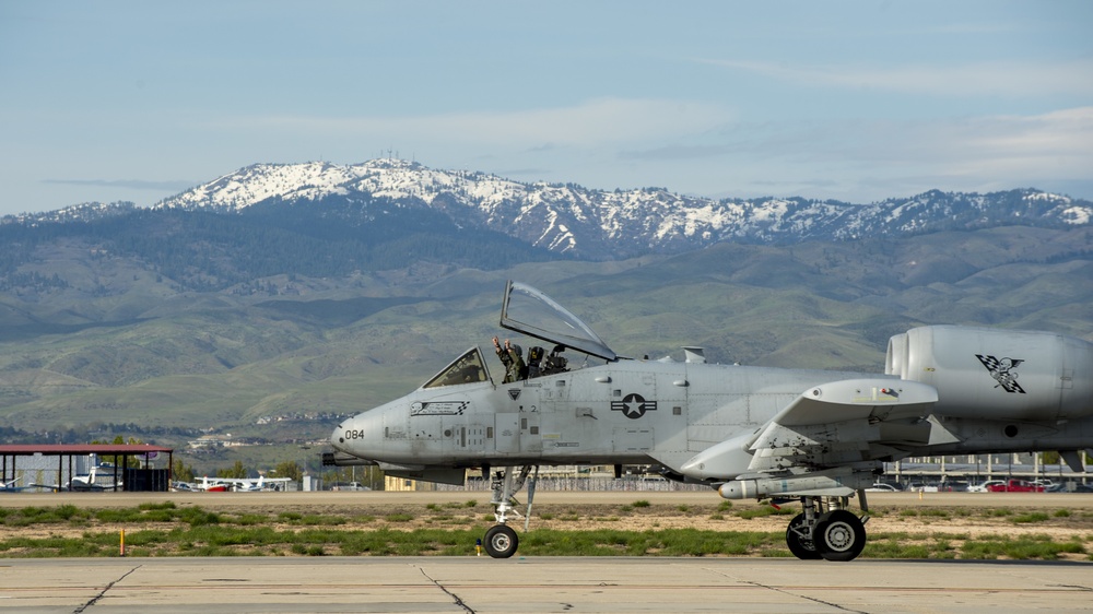 Navy Super Hornets Take Flight with Idaho Air National Guard A-10s