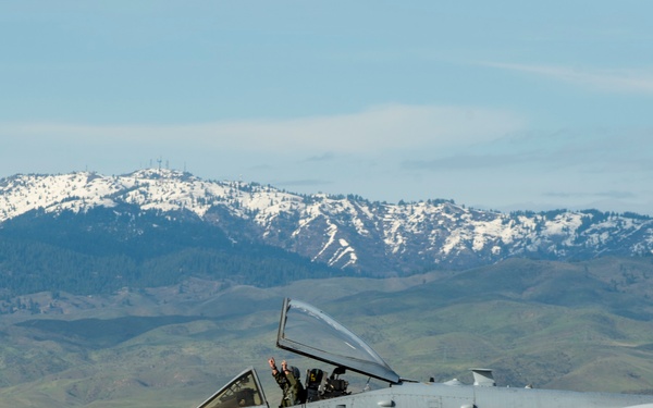 Navy Super Hornets Take Flight with Idaho Air National Guard A-10s