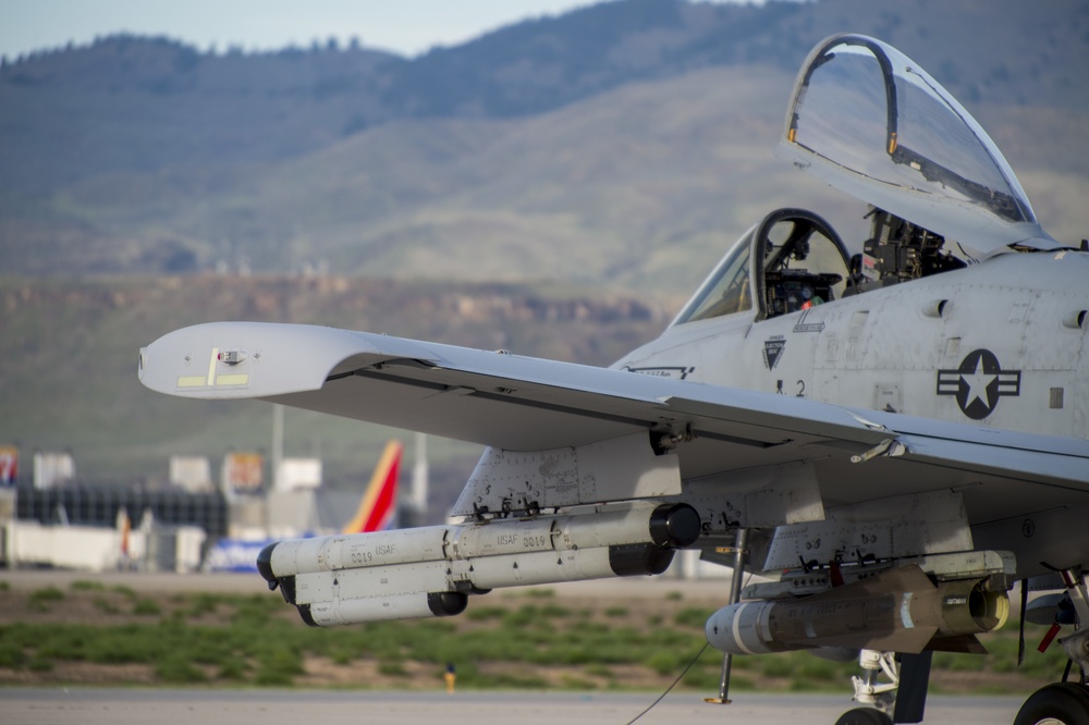 Navy Super Hornets Take Flight with Idaho Air National Guard A-10s