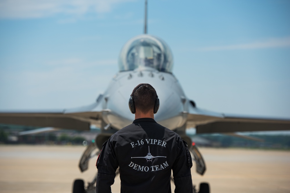 F-16 Viper Demo Team Heritage Flight certification