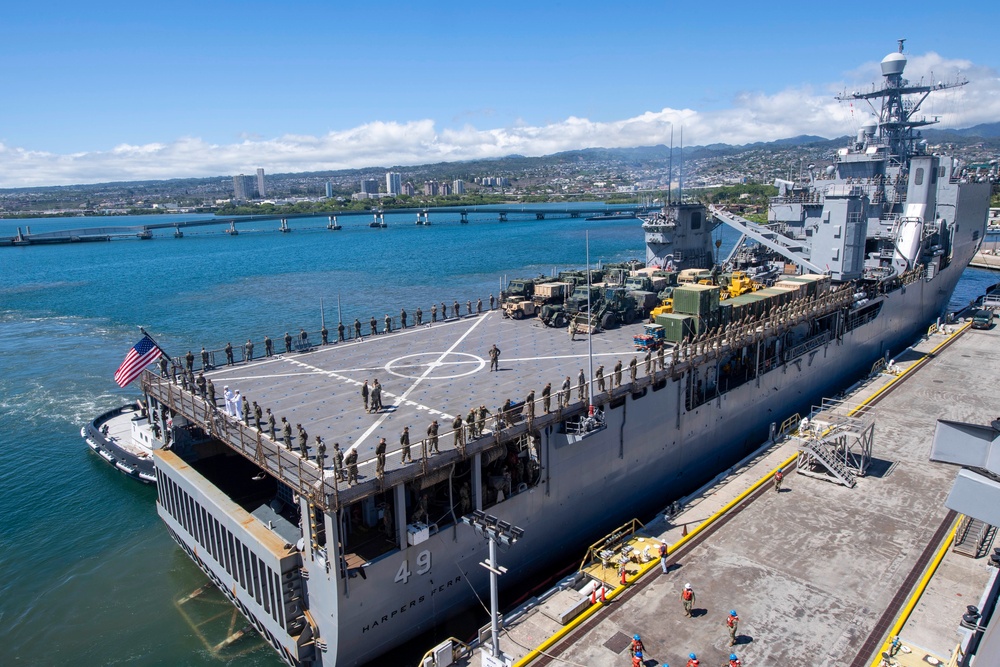 USS Harpers Ferry Departs Pearl Harbor