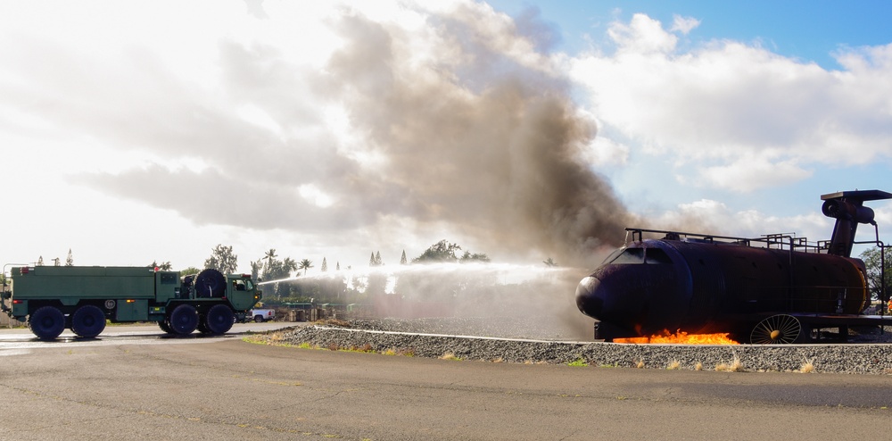 Hawaii Army National Guard fire fighters conduct aircraft training