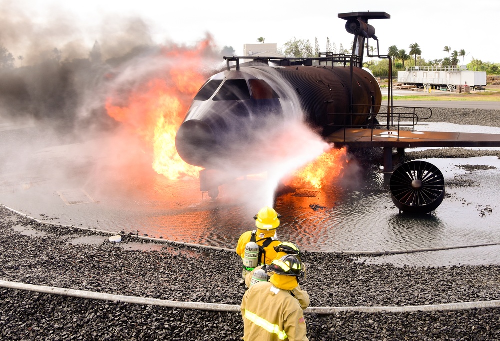 Hawaii Army National Guard fire fighters conduct aircraft training