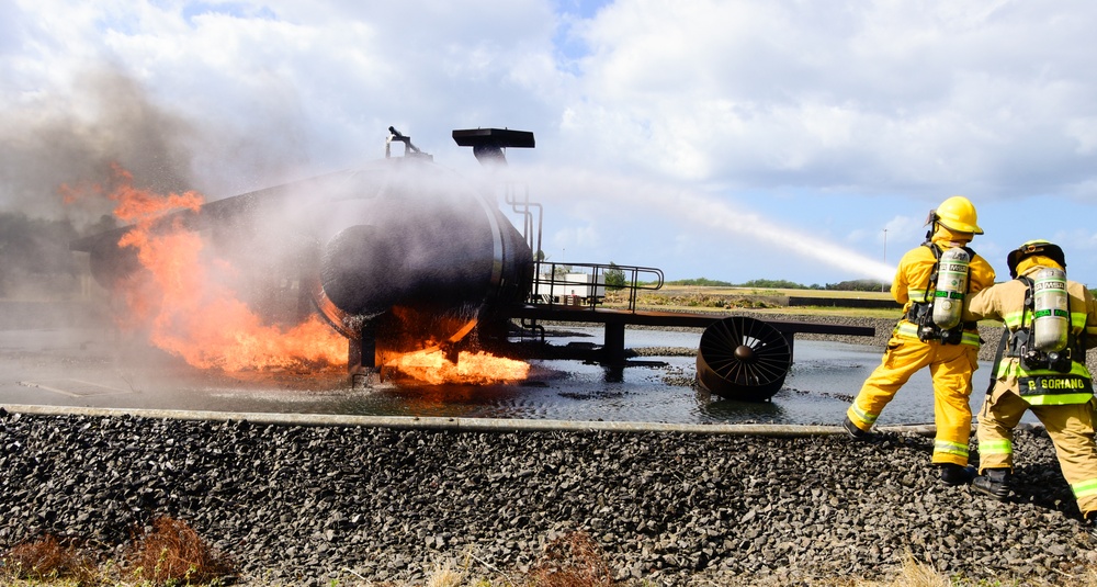 Hawaii Army National Guard fire fighters conduct aircraft training