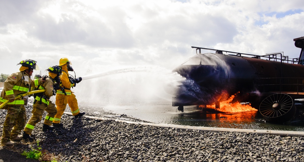 Hawaii Army National Guard fire fighters conduct aircraft training