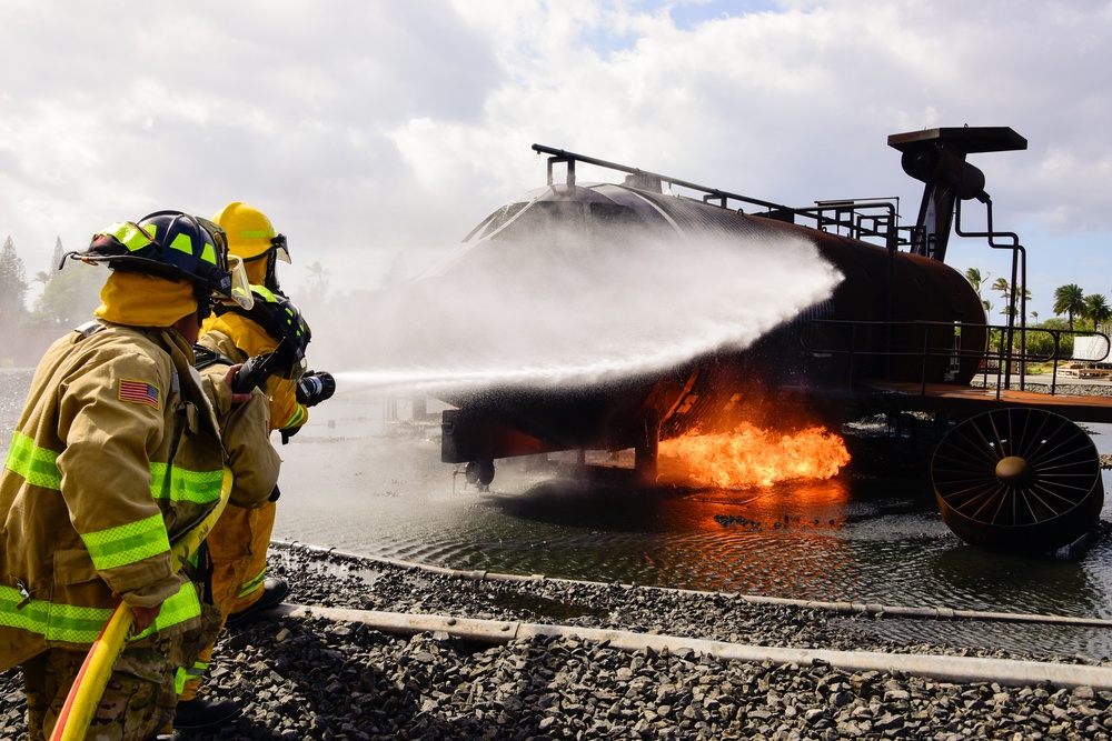 Hawaii Army National Guard fire fighters conduct aircraft training