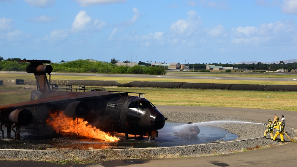 Hawaii Army National Guard fire fighters conduct aircraft training