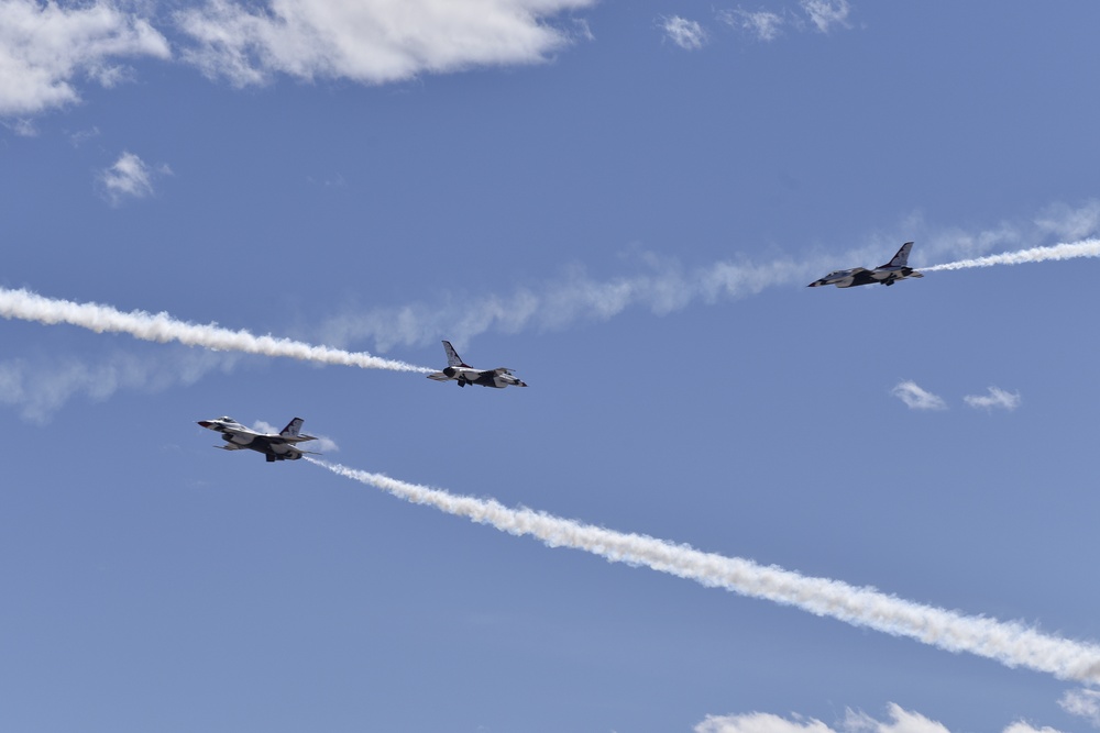 Kirtland Air and Space Fiesta Airshow hosts Thunderbirds