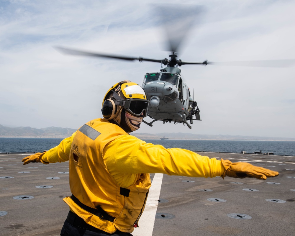 USS Harpers Ferry Conducts Vertical Replenishment